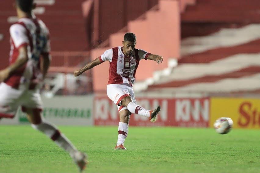 Nutico pressiona na segunda etapa, mas no consegue marcar gol em casa e fica no 0 a 0 com o Vitria. Alvirrubros ao menos impediram crescimento de sequncias de derrotas diante de rival direto na briga contra o rebaixamento