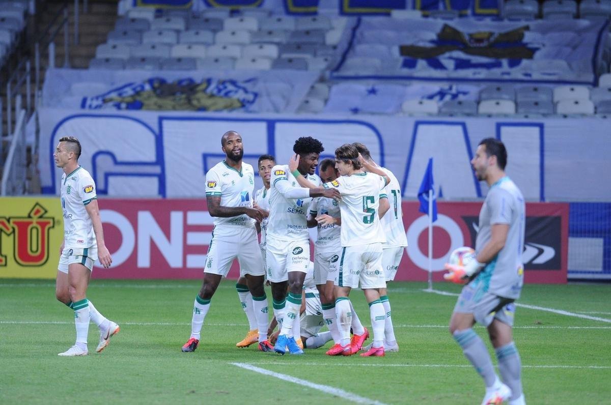 Fotos do duelo entre Cruzeiro e Amrica, pela Srie B, no Mineiro