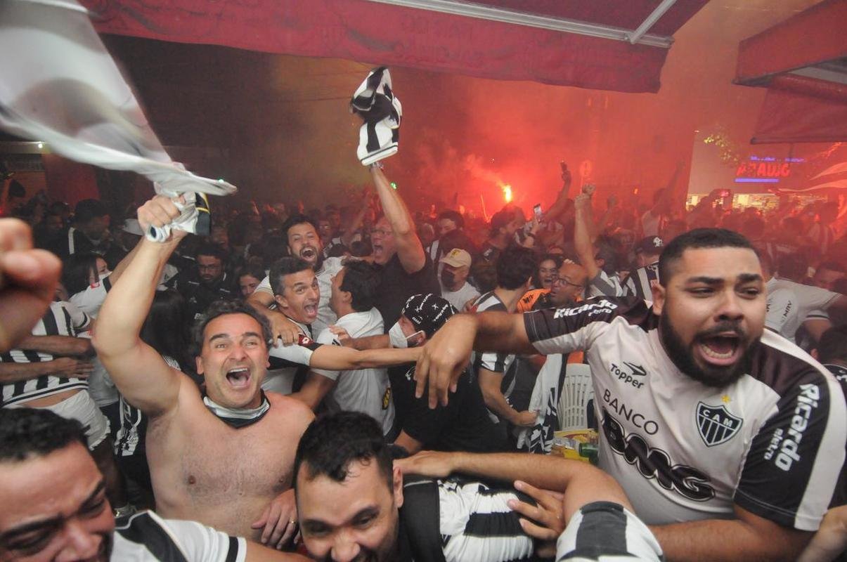 Atleticanos no Bar do Salomo, em BH, durante jogo contra o Bahia. Depois da vitria por 3 a 2 houve muita festa pelo ttulo brasileiro