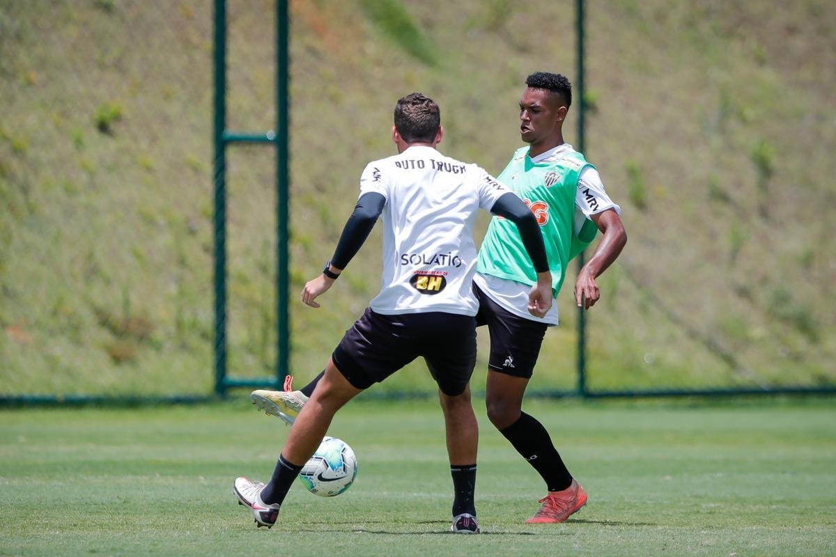 Aps polmica balada, Dylan e Marrony participam normalmente do treino na Cidade do Galo