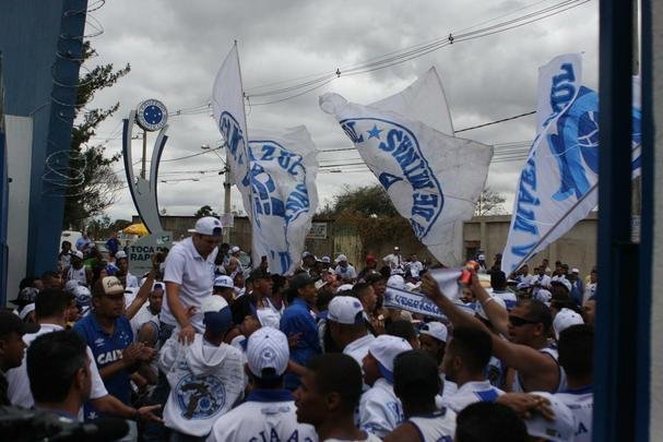 Torcedores do Cruzeiro foram  porta da Toca II apoiar os jogadores na vspera do jogo com o Flamengo
