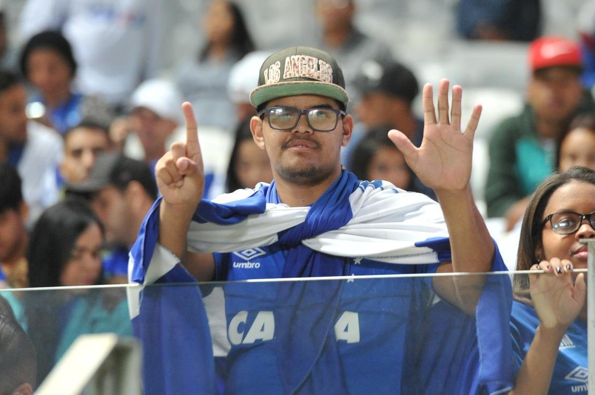 Torcida do Cruzeiro encarou frio e crise de abastecimento para apoiar o time contra o Palmeiras, no Mineiro