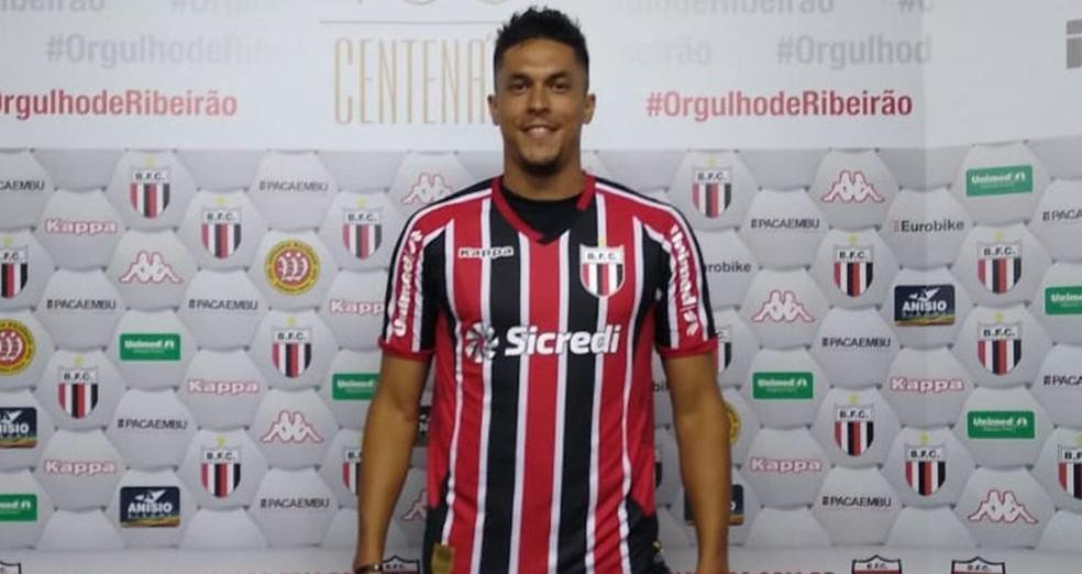 14 Botafogo-SP - o time de Ribeiro Preto tem valor de mercado de 5,63 milhes de euros (R$ 34,2 milhes), com o zagueiro Reginaldo, cedido pelo Fluminense, liderando a anlise individual: 650 mil euros (R$ 3,95 milhes). Dez jogadores do grupo no constam no detalhamento.