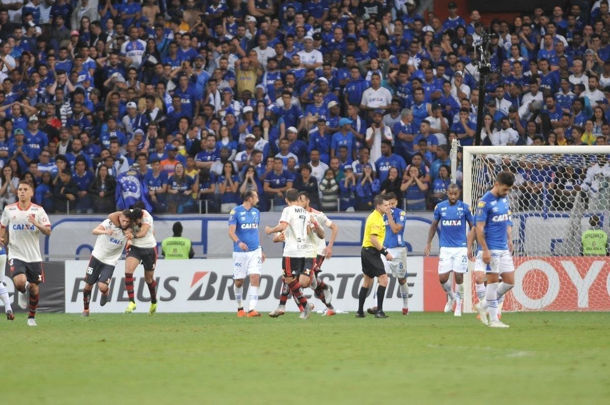 Flamengo abriu o placar no segundo tempo com gol de cabea de Lo Duarte: 1 a 0