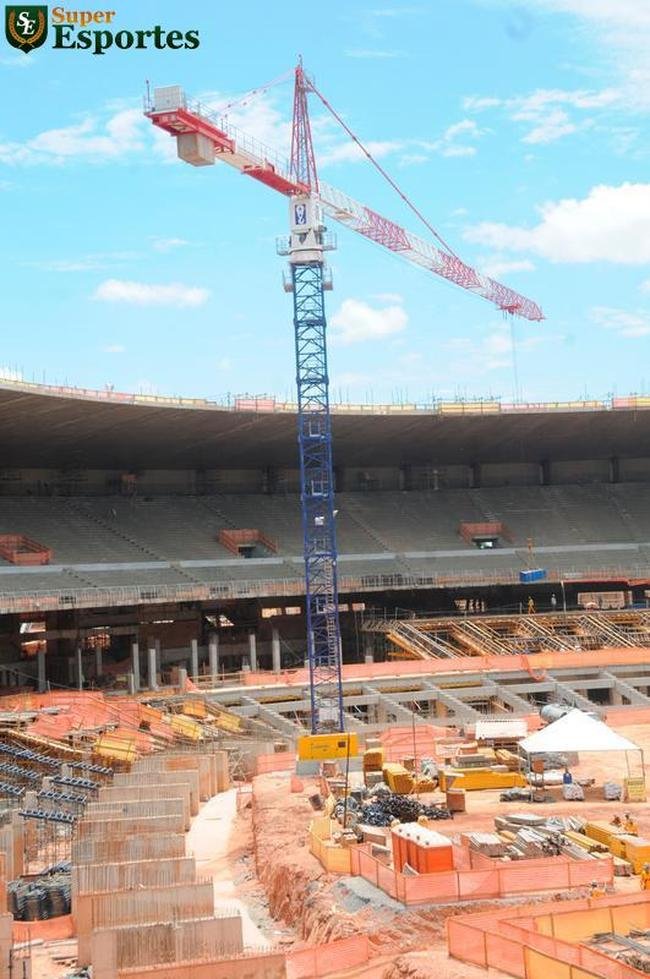 06/03/2012 - No interior, comea a construo efetiva do anel inferior, com assentos mais prximos ao gramado. Guindastes ajudam operrios a encaixar as peas de concreto armado.