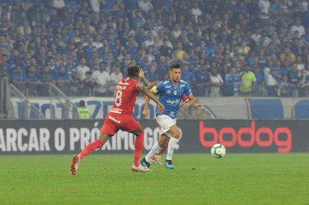 Fotos do primeiro tempo do duelo entre Cruzeiro e Internacional, no Mineiro, pela semifinal da Copa do Brasil