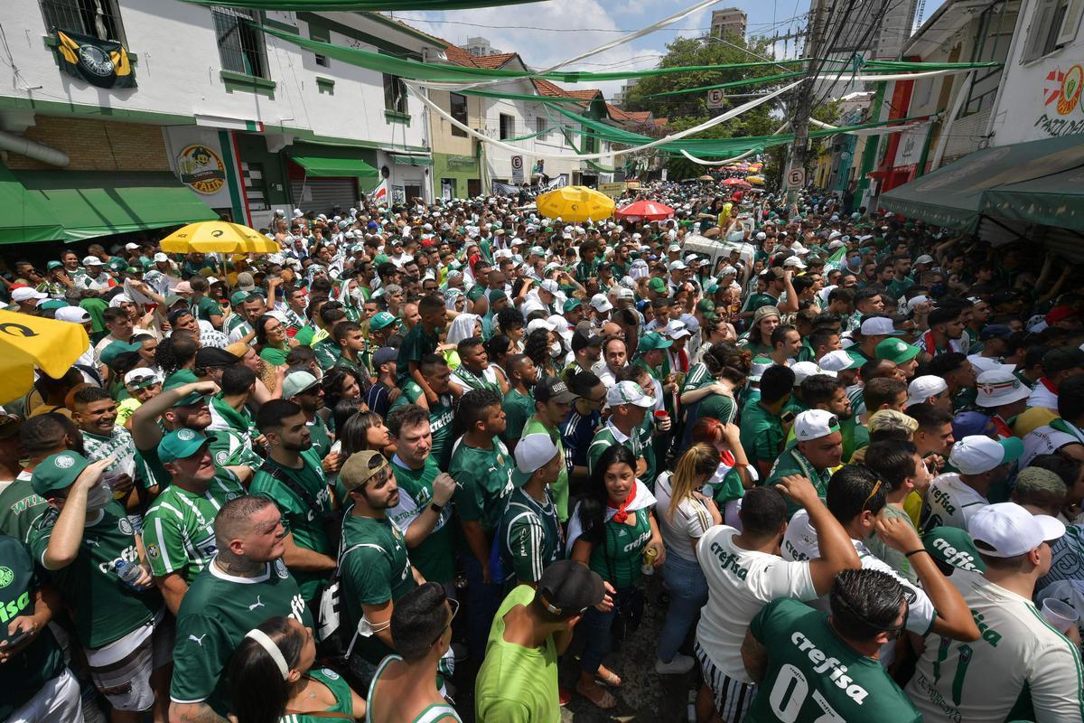 Em So Paulo, torcedores do Pameiras assistem  final do Mundial de Clubes contra o Chelsea disputada em Abu Dhabi, nos Emirados rabes