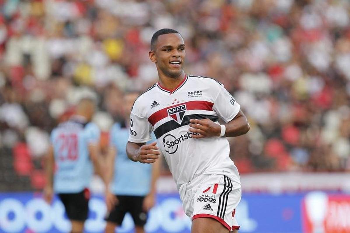 13 So Paulo - 15 jogos, com 8 vitrias, 4 empates e 3 derrotas (62,2% de aproveitamento)