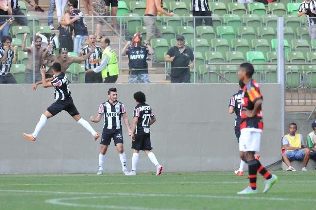 Atleticanos comemoram primeiro gol sobre o Flamengo, marcado contra pelo zagueiro Marcelo