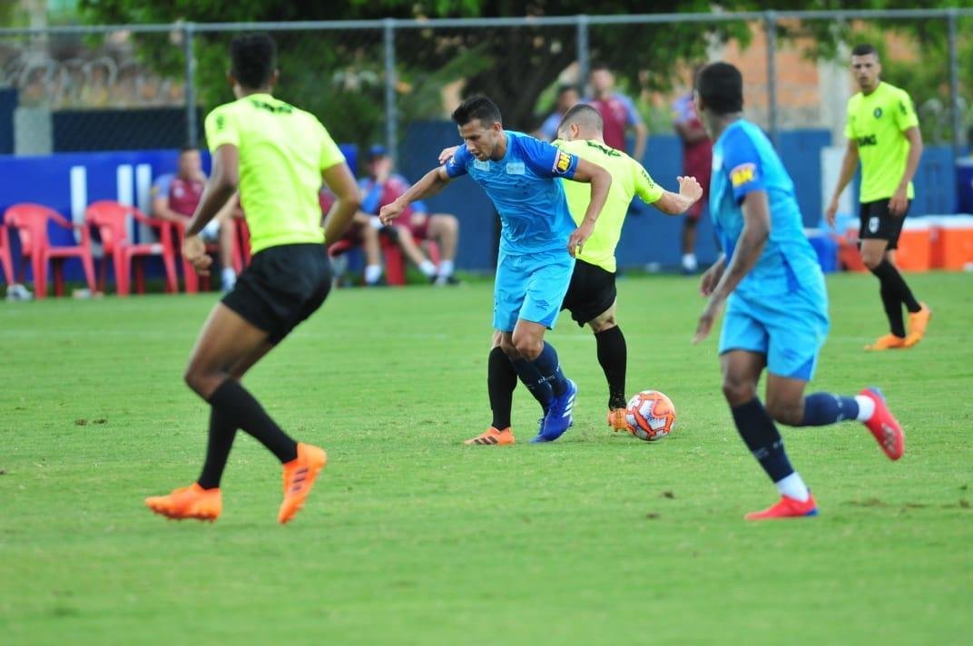 Jogo-treino foi disputado na tarde deste sbado, na Toca da Raposa II