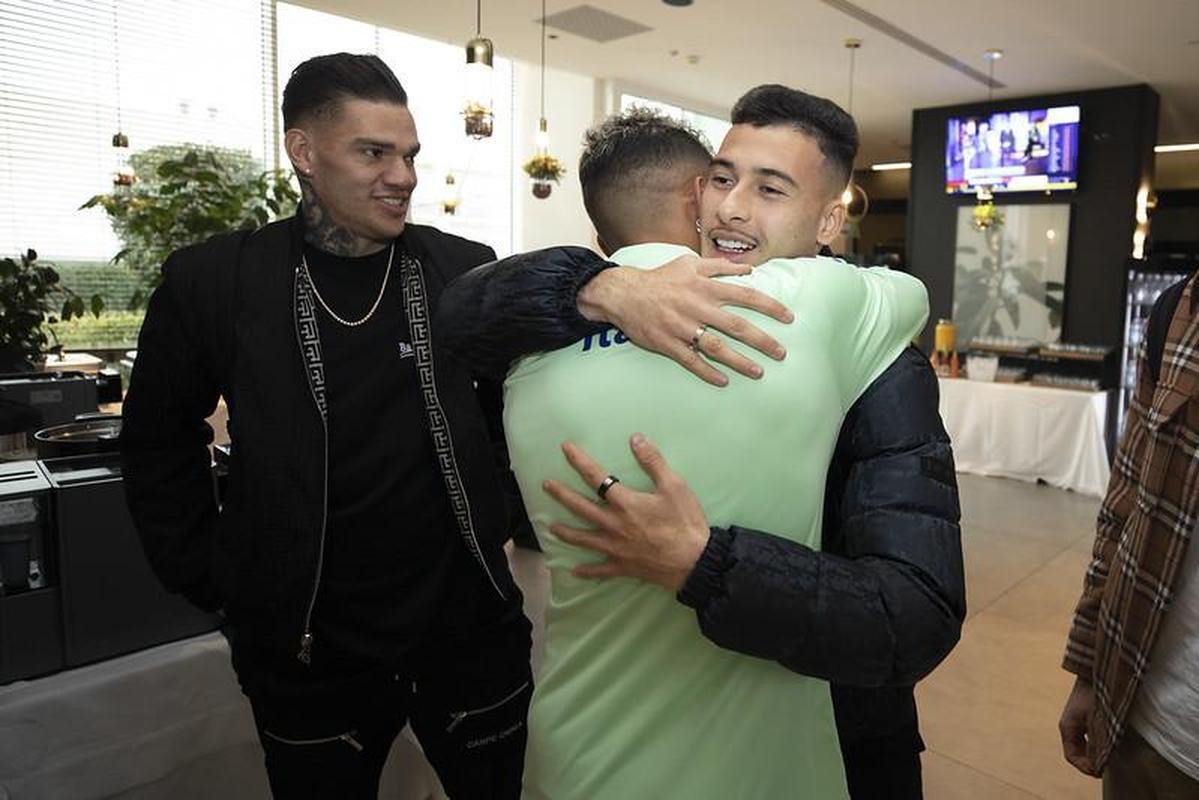 Nesta segunda-feira, os atletas que defendem clubes europeus comearam a se apresentar em Turim. Com isso, a Seleo Brasileira aguarda apenas a chegada de Marquinhos e Neymar 