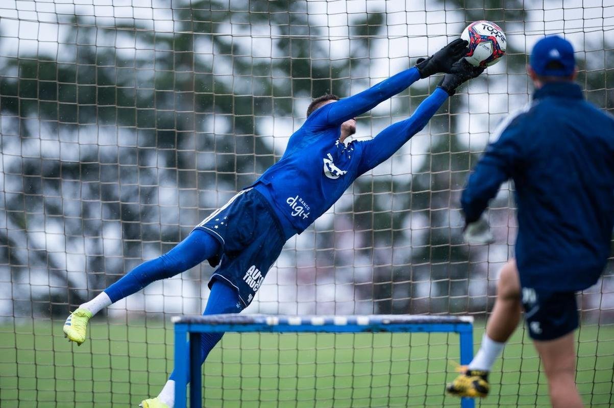 Jogadores do Cruzeiro treinaram na manh deste domingo na Toca da Raposa II