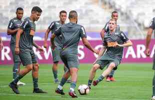 Levir Culpi comanda treino no Mineiro antes da estreia no Grupo E da Libertadores