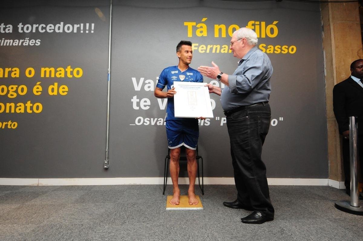 Henrique foi homenageado antes da partida contra o Atltico-PR