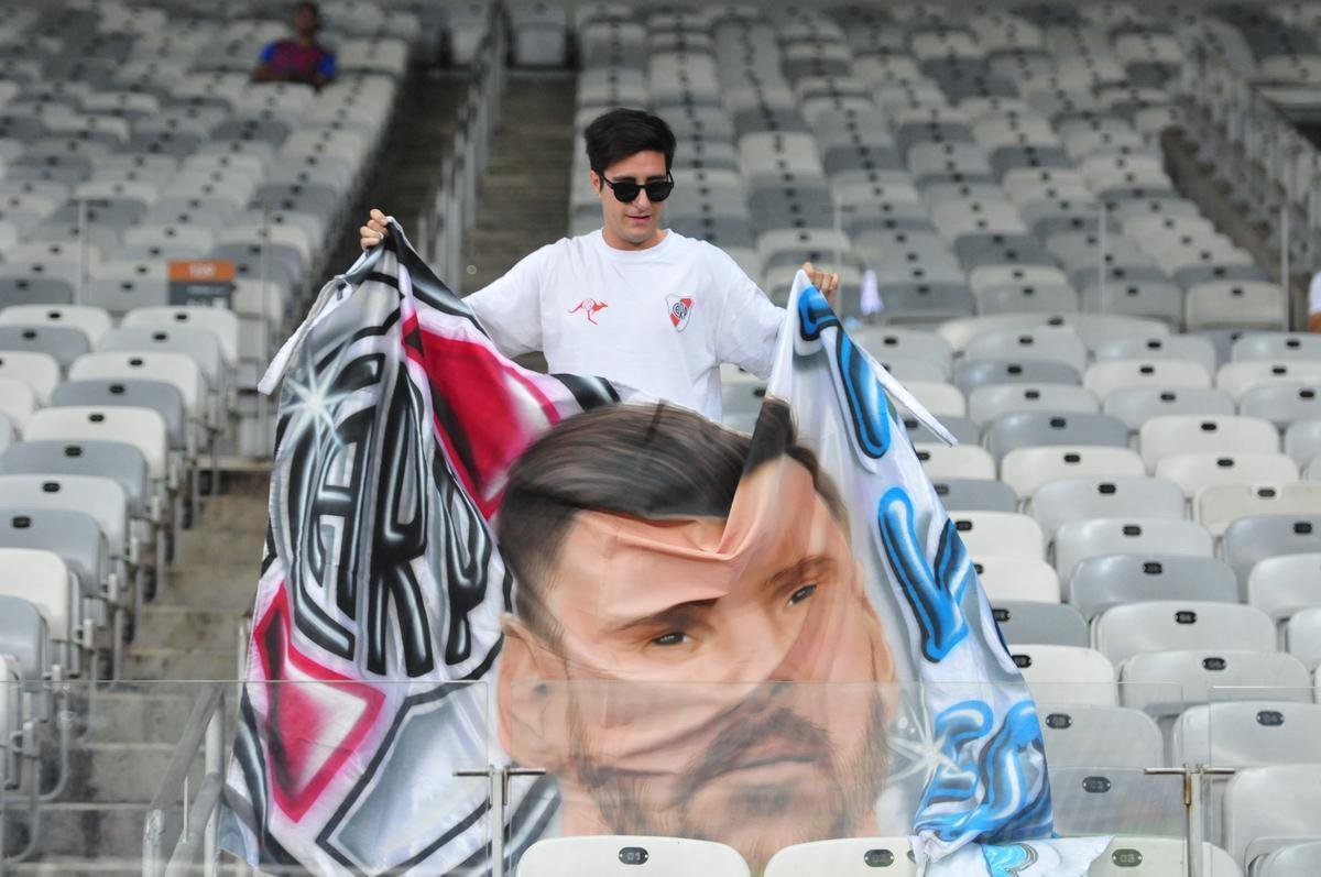 Torcedores na partida entre Argentina e Paraguai, no Mineiro, pela Copa Amrica