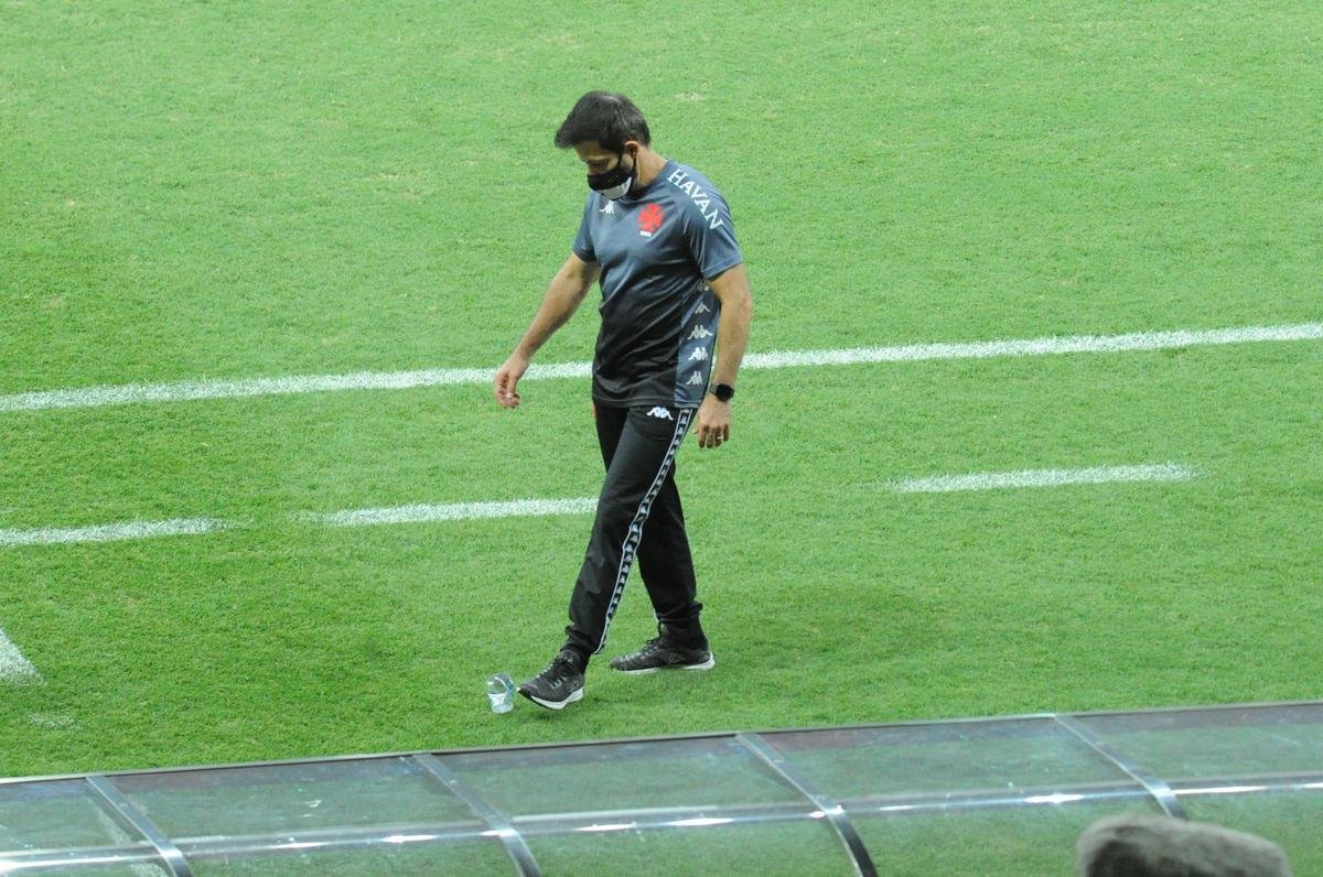 Ramon Menezes comeou de forma empolgante o Campeonato Brasileiro com o Vasco. O time carioca chegou  liderana da competio, mas caiu repentinamente. O ex-jogador acabou demitido do cargo.