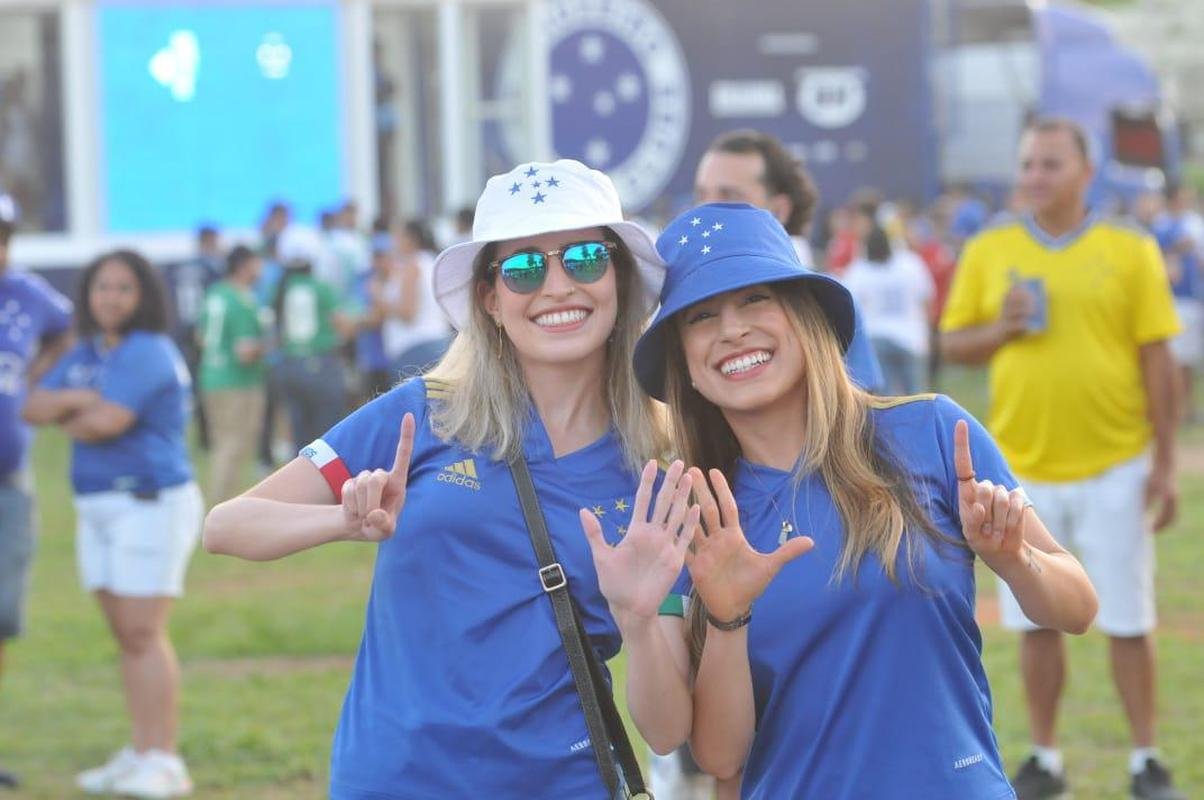 Caravana do Cruzeiro em Conselheiro Lafaiete, com a presena de Ronaldo Fenmeno. Milhares de torcedores cruzeirenses compareceram ao Parque de Exposies Tancredo Neves para prestigiar o evento oficial do clube