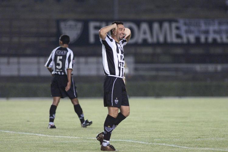 A segunda passagem aconteceu em 2003. Foram 42 partidas e 28 gols naquela temporada. Ele acabou vendido ao Al Ittihad, da Arábia Saudita.