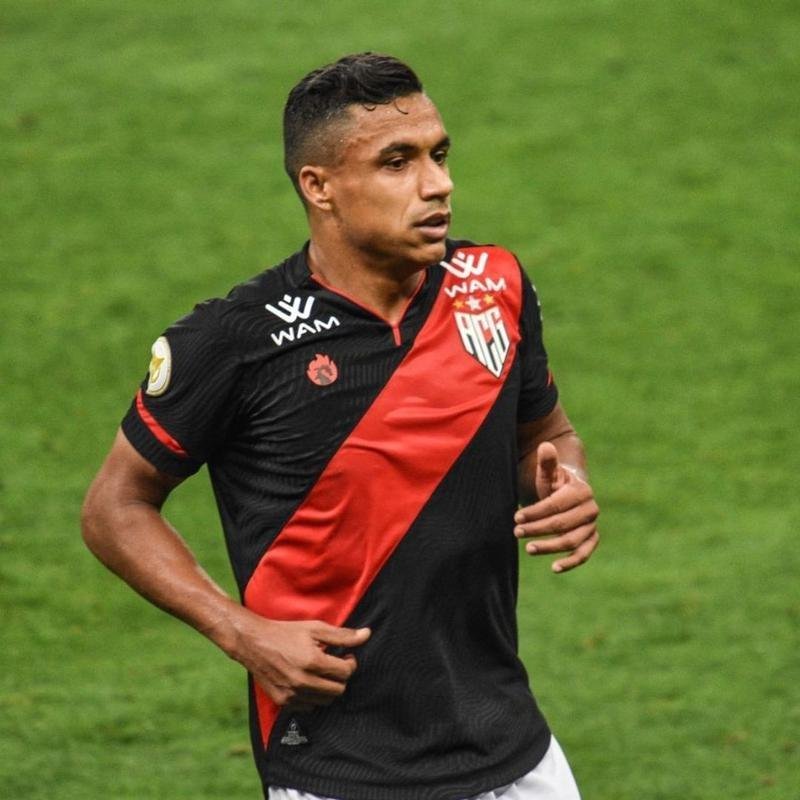 Arnaldo - lateral-direito do Atltico-GO