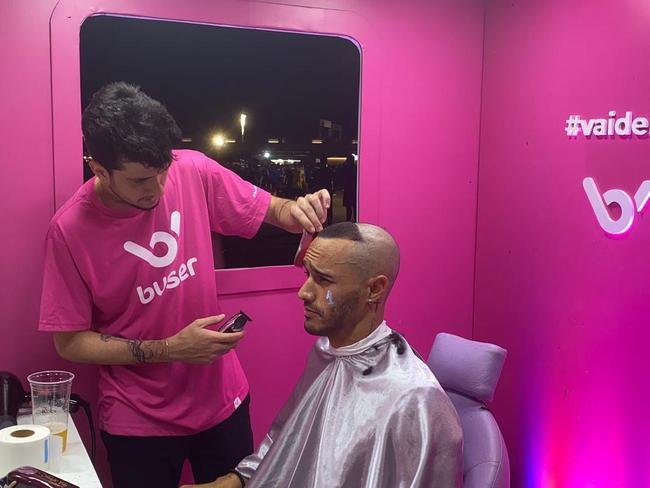 Patrocinadora do Cruzeiro, a Buser organizou uma ao para os torcedores imitarem o corte de cabelo %u2018casco%u2019, usado por Ronaldo Fenmeno na final da Copa do Mundo de 2002