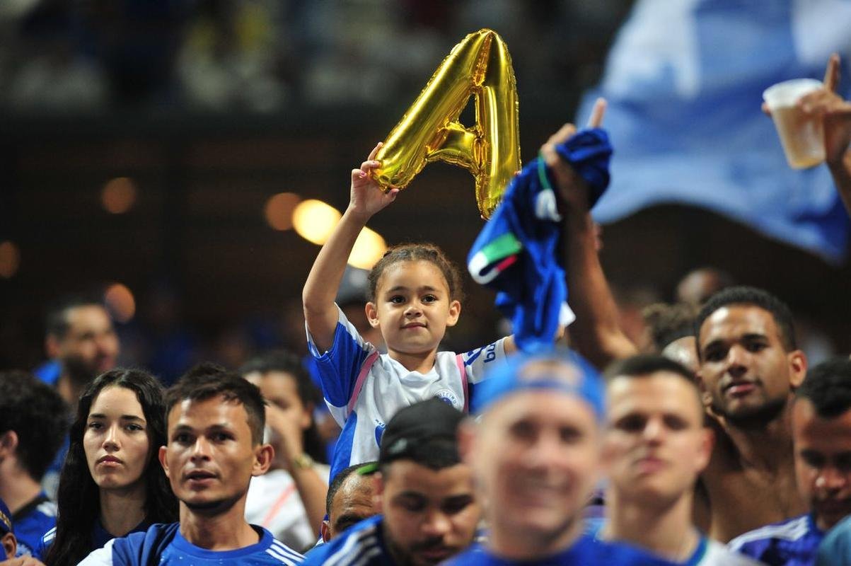 Festa da torcida do Cruzeiro no Mineiro diante do Vasco pela Srie B