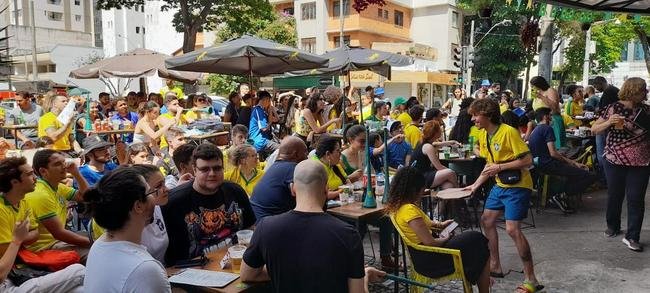 Na regio da Savassi, em BH, torcedores vibram com vitria do Brasil sobre a Sua, por 1 a 0, pela segunda rodada do Grupo G da Copa do Mundo do Catar