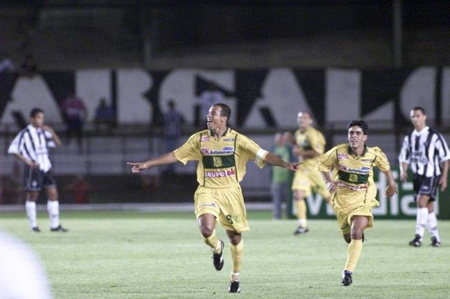 2002 (seis jogos) - Foram trs empates e trs derrotas em casa por quatro competies diferentes: Copa do Brasil, Copa Sul-Minas, Supercampeonato Mineiro e Brasileiro. A sequncia teve, inclusive, uma derrota nos pnaltis para o arquirrival Cruzeiro, pela Sul-Minas.
