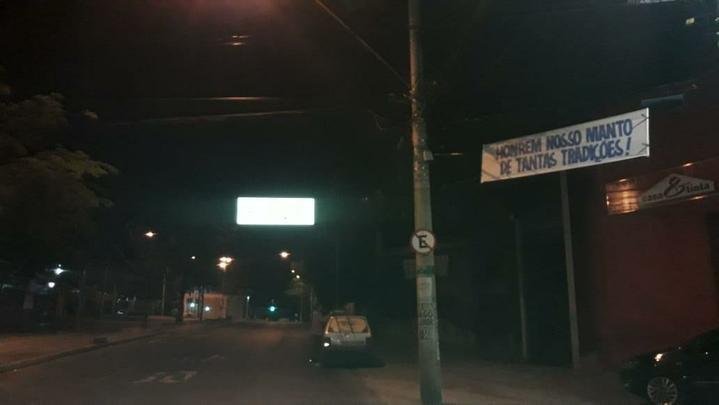 Faixas de apoio ao Cruzeiro so estendidas em Belo Horizonte antes da partida contra o FLuminense