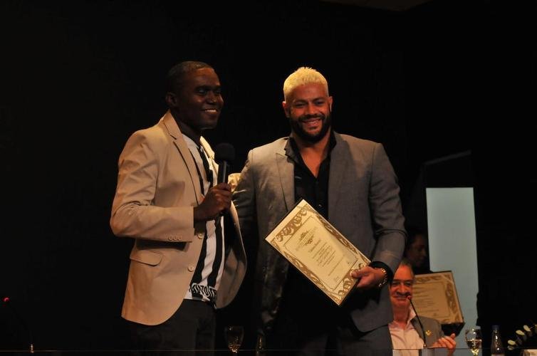 Nesta segunda-feira (6), o diretor de futebol Rodrigo Caetano, o tcnico Cuca e o atacante Hulk, do Atltico, receberam ttulos de cidados honorrios de Belo Horizonte. A iniciativa congratula os alvinegros pelo desempenho esportivo em 2021, com o ttulo do Campeonato Brasileiro.