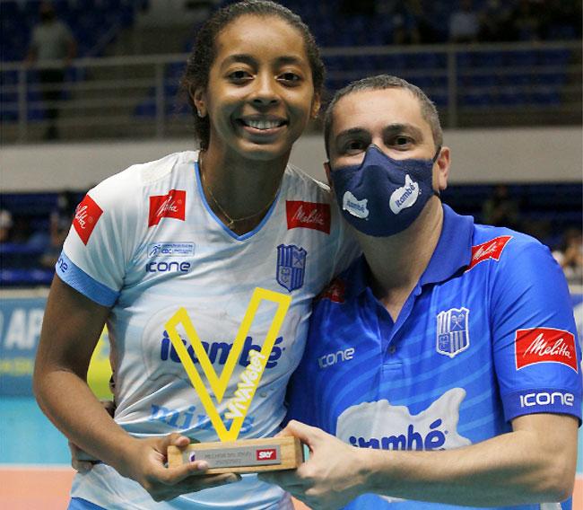 Kisy foi escolhida a melhor do jogo e recebeu o Trofu Viva Vlei do tcnico Nicola Negro