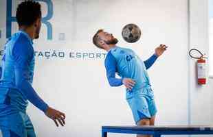 Imagens do treino do Cruzeiro nesta segunda-feira, 27/08. Mano Menezes no permitiu o acesso dos jornalistas, mas clube divulgou fotos da atividade na academia da Toca da Raposa II