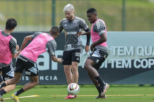 Pavon est liberado pelo departamento mdico e retornou aos treinos com o grupo do Atltico