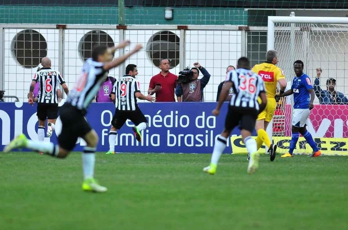 Fred festeja segundo gol do Atltico no clssico 500 contra o Cruzeiro