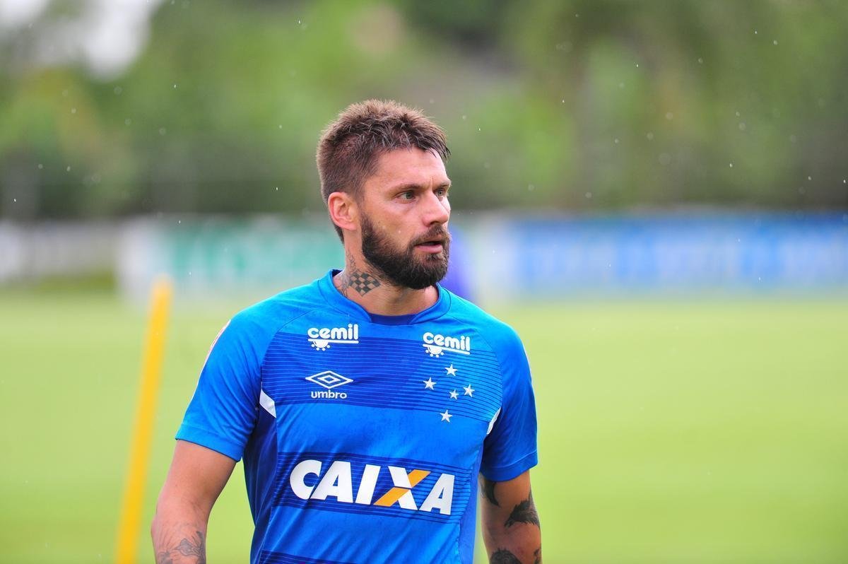 No segundo dia da pr-temporada, jogadores do Cruzeiro fizeram atividade fsica no campo