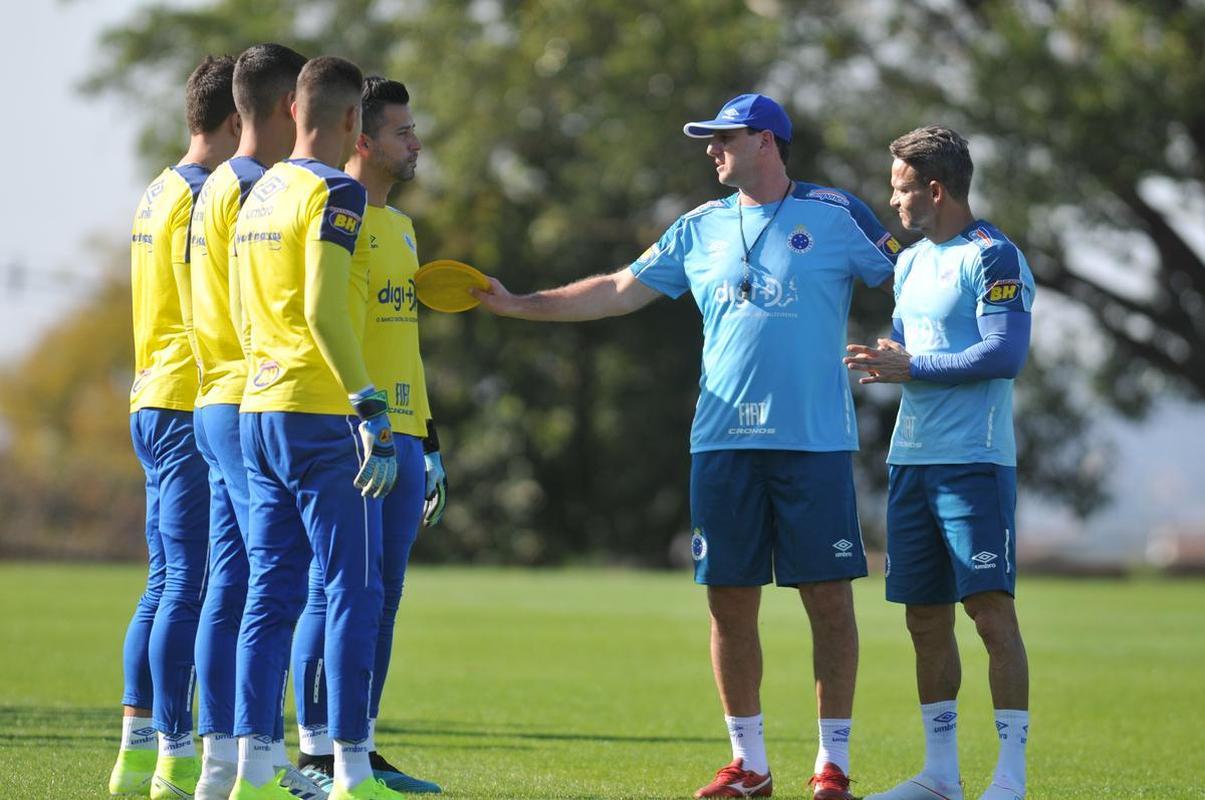 Rogrio Ceni concedeu entrevista coletiva e comandou o primeiro treinamento