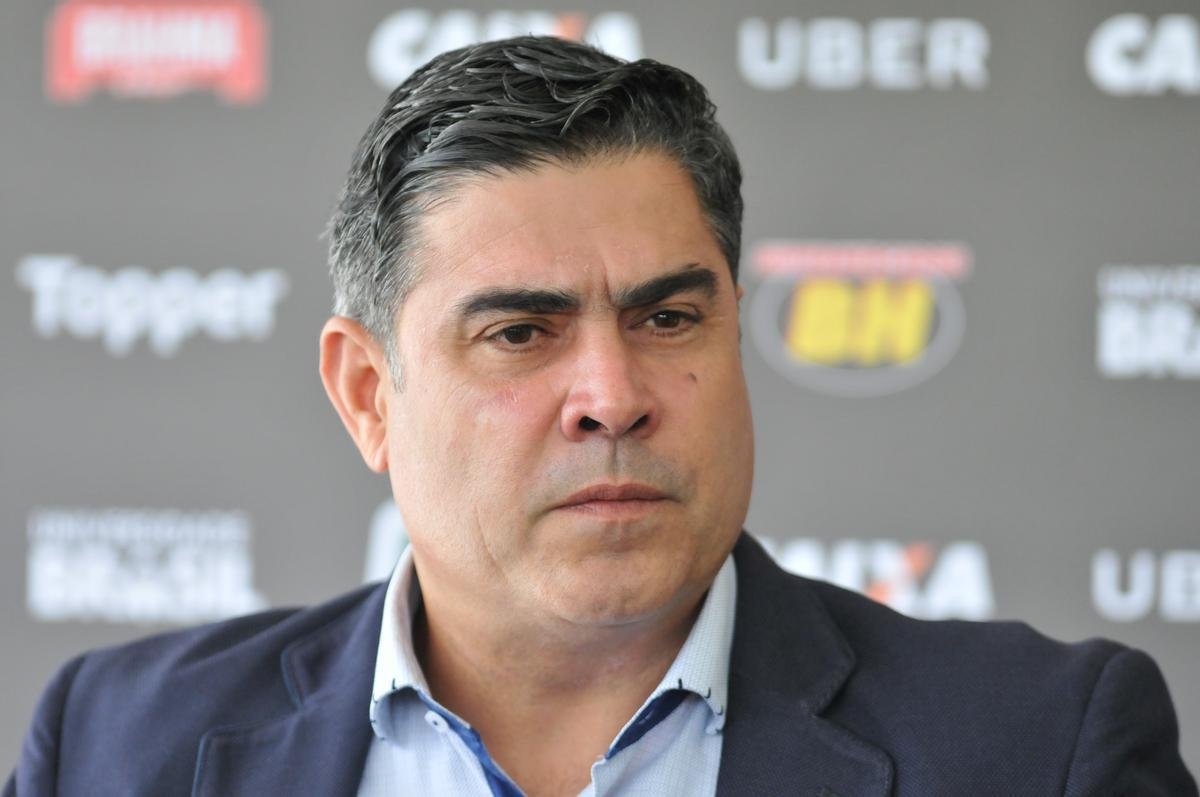 Manh desta sexta-feira foi agitada no Atltico com demisso de Oswaldo e coletiva do presidente