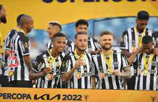 Atlético ergue a taça de campeão da Supercopa do Brasil