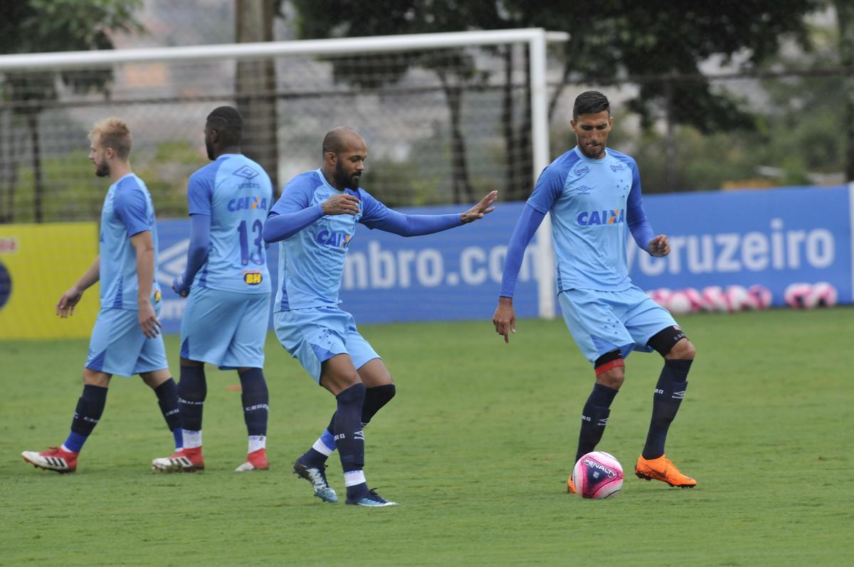 Em atividade na Toca da Raposa II, tcnico Mano Menezes mostrou provvel escalao do Cruzeiro para o jogo contra o Boa: Rafael; Nonoca, Ded, Digo e Marcelo Hermes; Lucas Romero e Bruno Silva; Rafael Sobis, Thiago Neves e Mancuello; Raniel (fotos: Juarez Rodrigues/EM D.A Press)