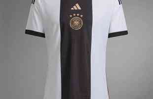 A camisa I da Alemanha para a Copa do Catar  branca com uma faixa preta no centro e foi produzida pela Adidas