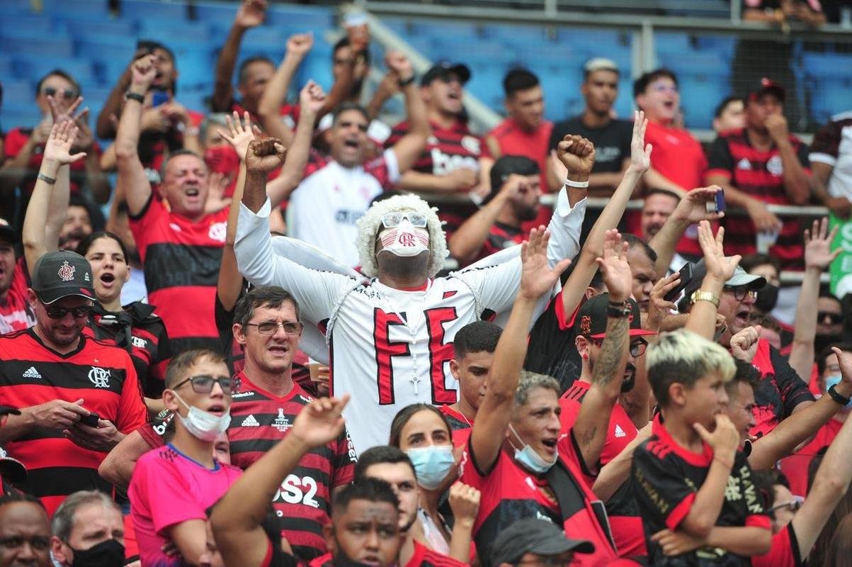Fotos das torcidas de Atltico e Flamengo na Arena Pantanal, em Cuiab, durante a final da Supercopa do Brasil