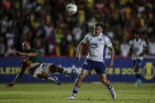 Edu marcou pelo segundo jogo consecutivo do Cruzeiro na Srie B
