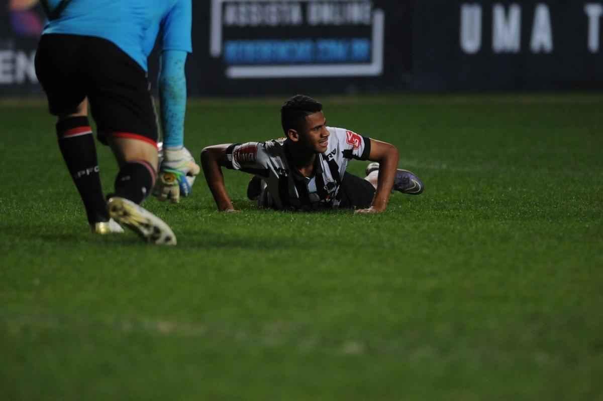 Galinho  goleado pelo So Paulo por 4 a 1, no Independncia, nas semifinais da Taa BH Sub-17