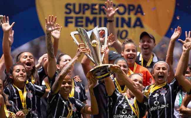 Jogadoras do Corinthians erguem a taa da Supercopa Feminina