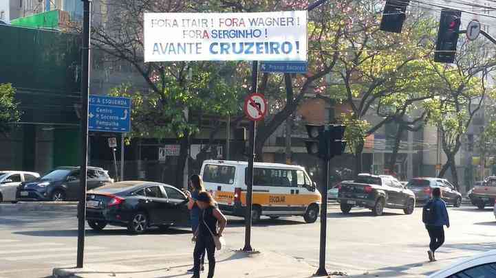 Faixas espalhadas por Belo Horizonte contra a diretoria do Cruzeiro
