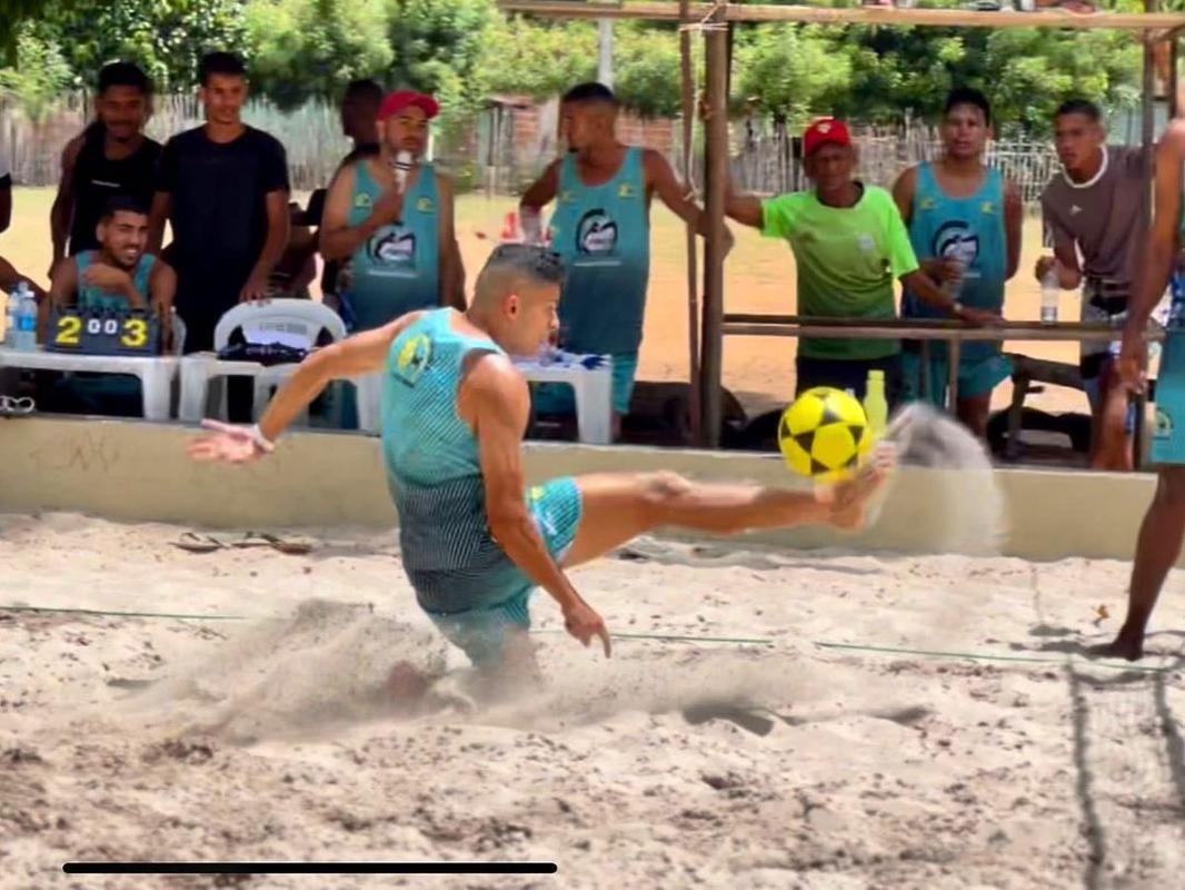 Bruno Rodrigues aproveitou as férias para jogar futevôlei