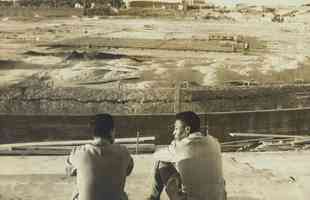 12/03/1963 - Os jogadores de futebol do Santos, Zito e Pelé, em visita às obras de construção do Mineirão
