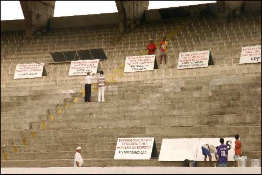 Em 2004, uma etapa de manutenção do estádio interditou parte das arquibancadas.