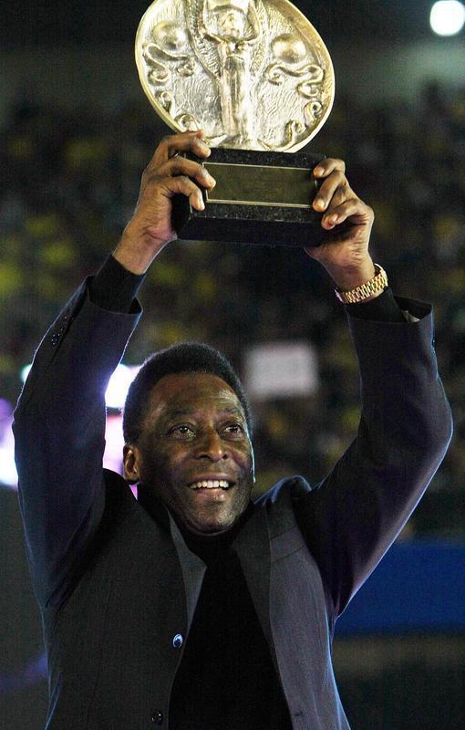18/06/2008 - Pel recebeu um trofu no Mineiro e colocou os ps na Calada da Fama do estdio antes do jogo entre Brasil e Argentina pela sexta rodada das Eliminatrias da Copa do Mundo de 2010. Cerimnia contou com a presena do ento governador de Minas, Acio Neves.