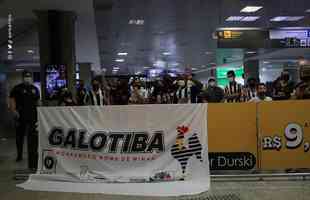 Jogadores foram recepcionados pelos atleticanos no Aeroporto Internacional Afonso Pena