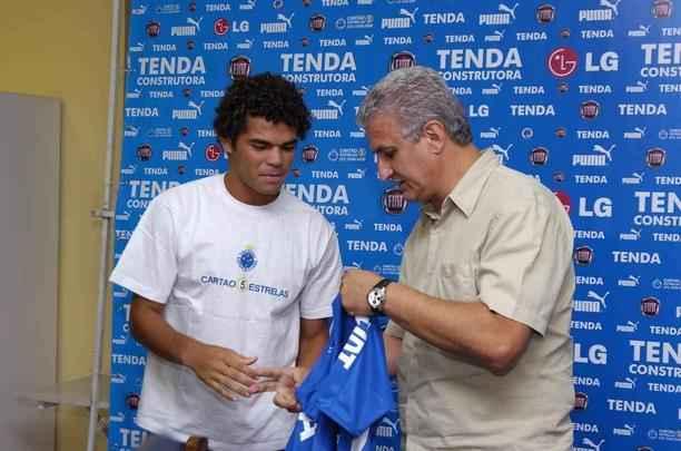 05/05/2008 - Apresentação do jogador de futebol do Cruzeiro, Camilo, ao lado de Eduardo Maluf, na Toca da Raposa II, em Belo Horizonte